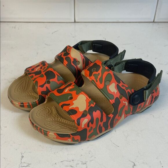 CROCS Other - CROCS CLASSIC ALLTERRAIN CAMO SANDAL Kids Orange Camo Strap Sandals SZ Junior 3